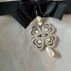 Very beautiful jewelry Dior .